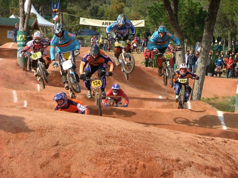 Гонщик BMX в прыжке